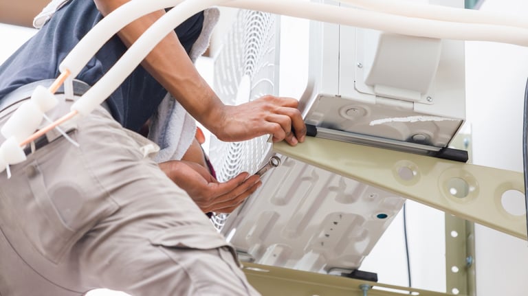 un technicien installe une climatisation à Sète