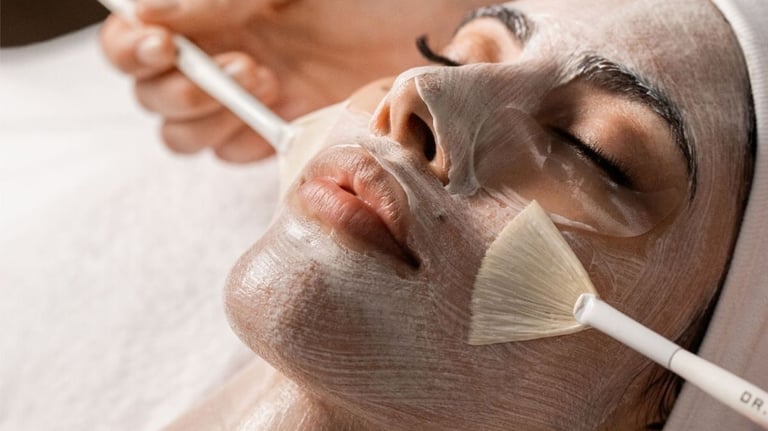 Aplicación de peeling médico despigmentante en tratamiento antimanchas en AR Clinic