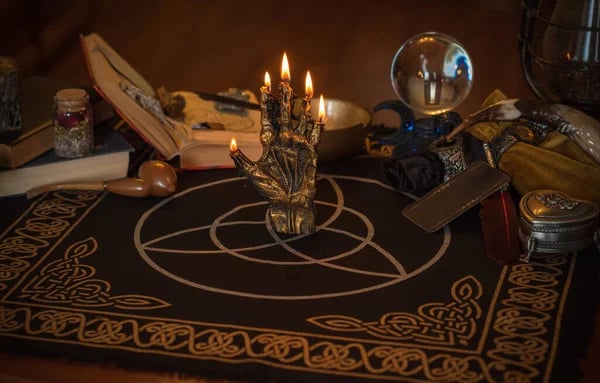 ilizando la mano poderosa de cobre sagrado