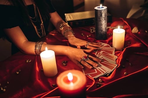 lectura de cartas angelicales para mirar presente ,pasado y futuro a través del tarot