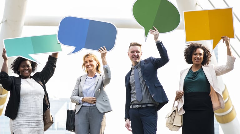 Duas mulheres negras e uma loura, e um homem, funcionários de uma empresa, exibem balões de diálogo.