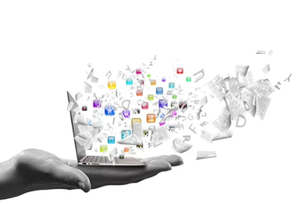 Um notebook aberto sobre a palma de uma mão gigante dispersa conteúdo de redes sociais ao vento.