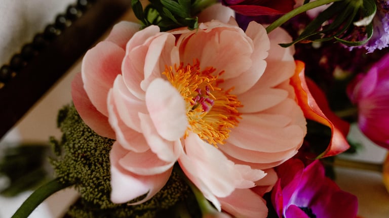 composition de fleurs pour un mariage dans l'aube