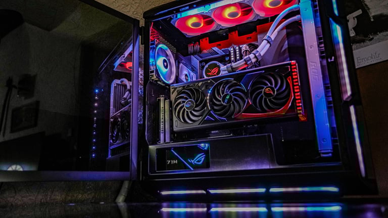 Ordinateur avec panneau latéral ouvert, montrant les composants internes comme la carte mère