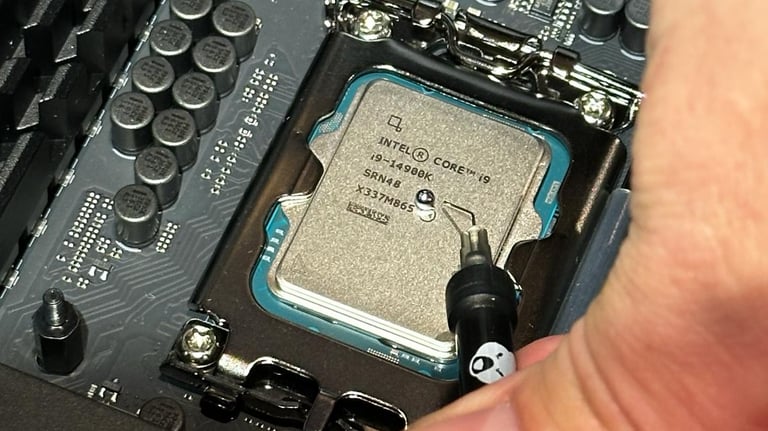 Application de pâte thermique sur un processeur Intel i9 avant l'installation du refroidisseur