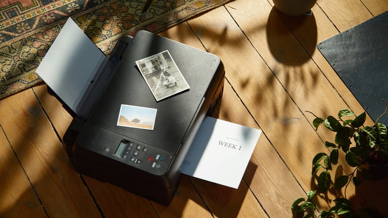 Imprimante utilisée pour des services d'accompagnement administratif à domicile, avec des documents