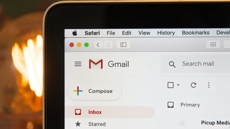 Écran de PC portable affichant Gmail utilisé dans le cadre d'une aide administrative à domicile