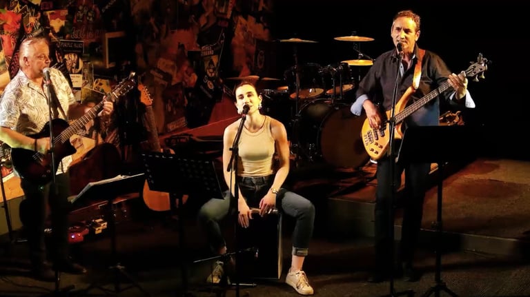 Deny Podda, Pauline Royer et Joël Royer sur scène au Lembarzique-Café