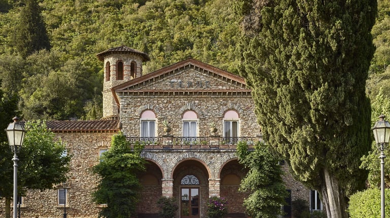 Green-surrounded façade from the Grotta Giusti hospitality project by BRB Engineering srl
