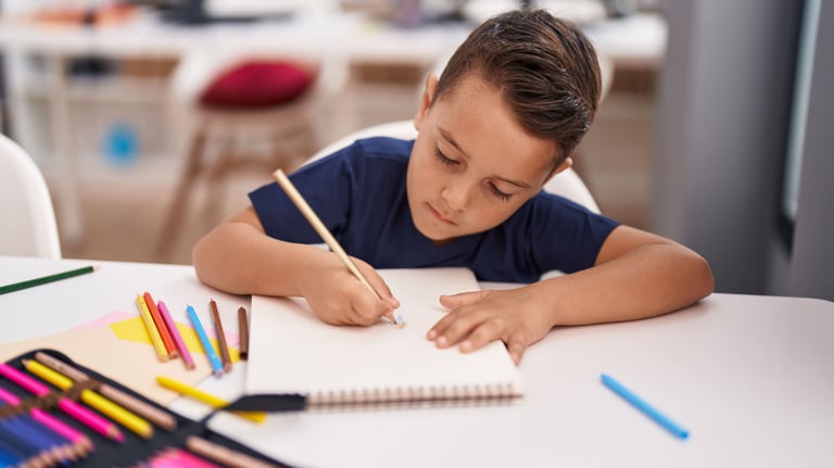 criança fazendo reforço escolar