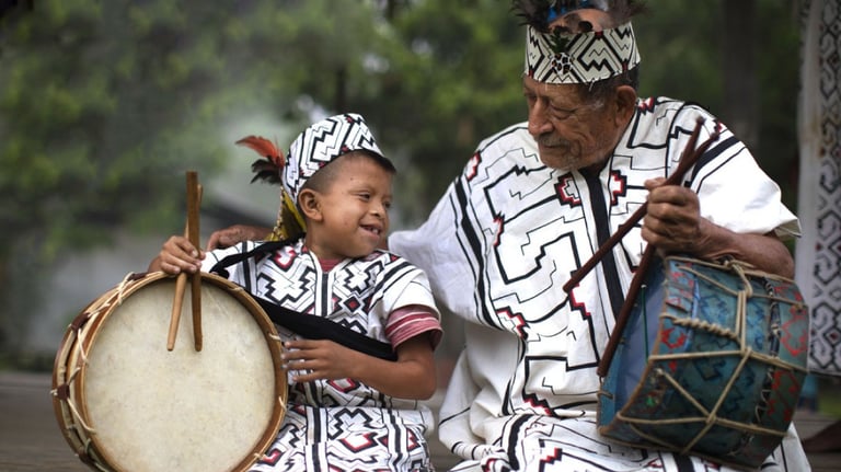 Niño y anciano de la Comunidad Yine
