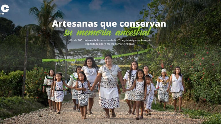 Mujeres y niñas caminando juntas de la Comunidad Yine
