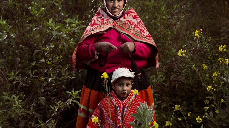 Madre e hijo miembros de la Cooperativa Artesanal de Ollantaytambo