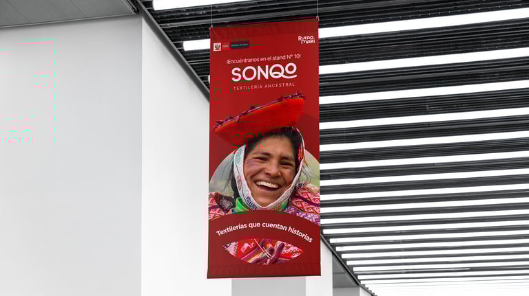Mockup de banner hanging de Sonqo Textilería Ancestral