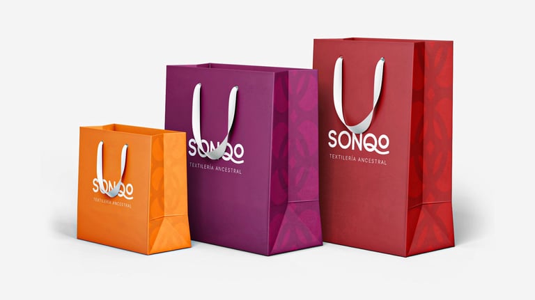 Mockup de bolsas de entrega de Sonqo Textilería Ancestral