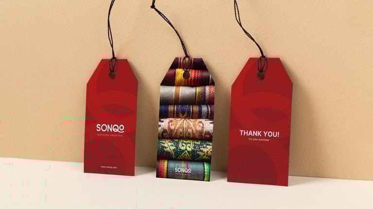 Mockup de etiquetas de ponchos de Sonqo Textilería Ancestral