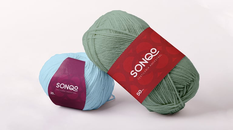 Mockup de empaque de lana de Sonqo Textilería Ancestral