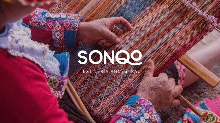 Nueva imagen de la marca Sonqo Textilería Ancestral sobre fondo fotográfico
