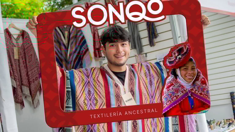 Mockup de marco de fotos de Sonqo Textilería Ancestral