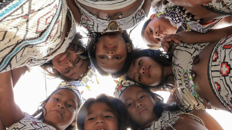 Grupo de niños en círculo de la Comunidad Yine