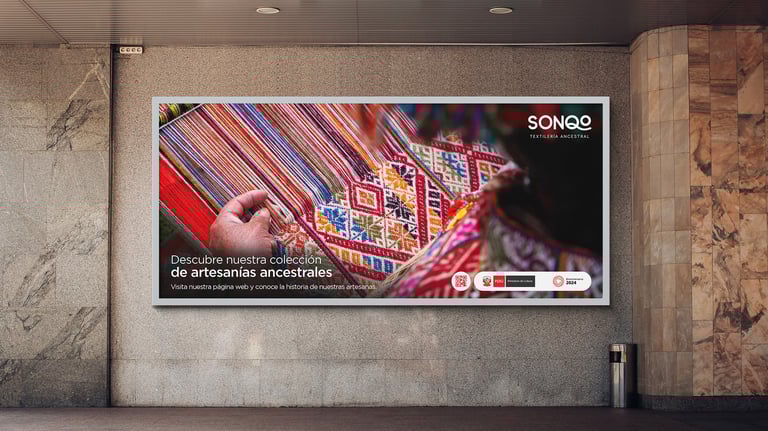 Mockup de panel publicitario promoviendo la página web de Sonqo Textilería Ancestral