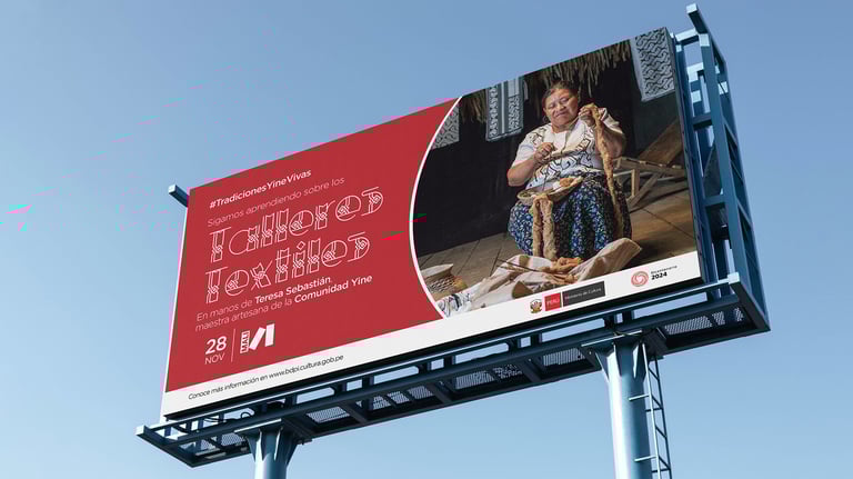 Mockup de valla publicitaria promoviendo los talleres textiles de la Comunidad Yine