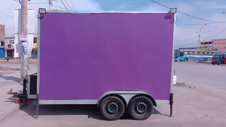 Vista posterior de carro de comida rápida antiguo de Remolca2 Foodtruck