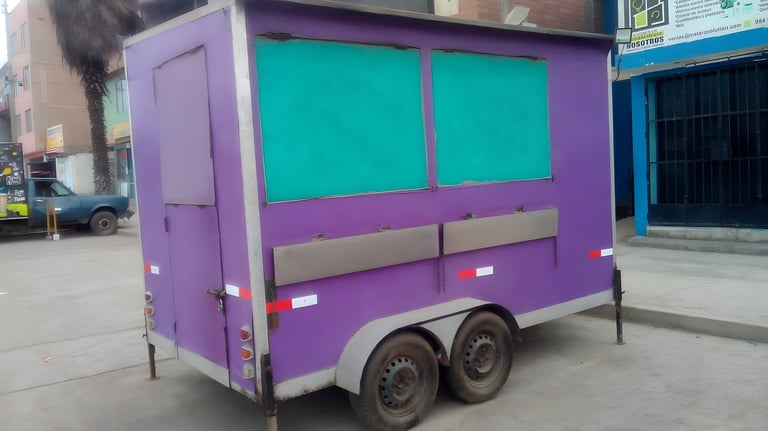 Vista frontal de carro de comida rápida antiguo de Remolca2 Foodtruck