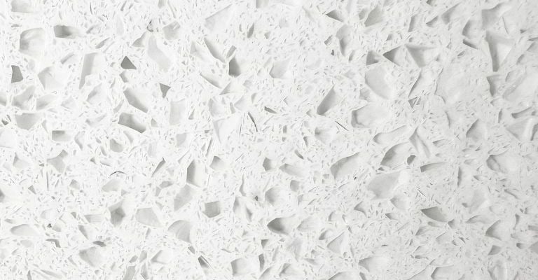plancha, superficie o cubierta de cuarzo blanco con vidrios transparentes 