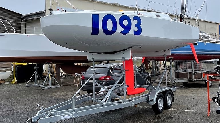 Remorque Mini 6.50 avec conformateurs. Ici un Maxi de chez IDB Marine
