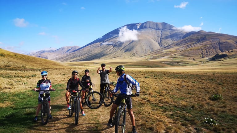 gruppo di cinque escursionisti in ebike alle pendici del Monte Vettore