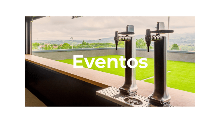 Espacio para eventos en construcción modular con barra y vistas exteriores