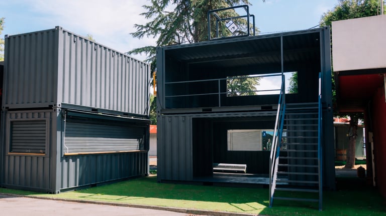 Estructura de módulos contenedores apilados para espacio comercial o eventos