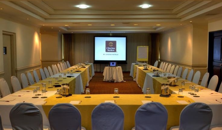 Sillas y mesas en evento corporativo