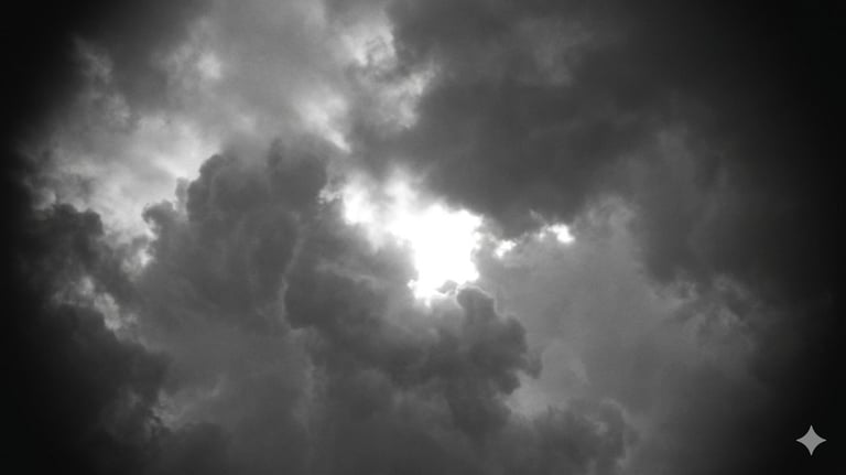 Nubes tormentosas y dramáticas en blanco y negro, cielo sombrío.