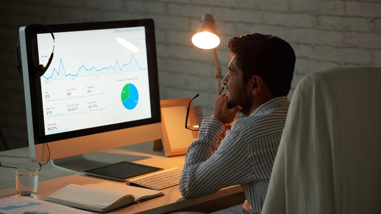 PROFISSIONAL DE MARKETING REALIZANDO COPYWRITING E SEO