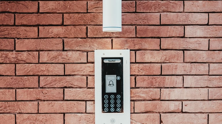 Instalación de videoporteros inteligentes para empresas, permitiendo una comunicación segura y efici