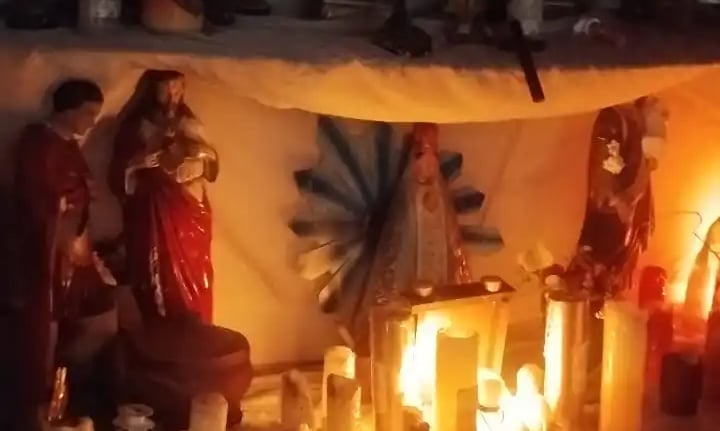 altar de hechizo de amor con velas