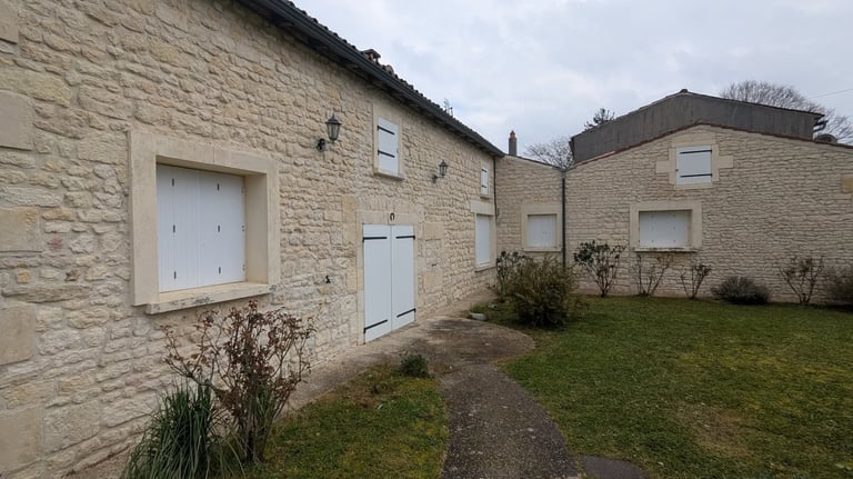 Nettoyage par drone, démoussage de toiture, Nettoyage de panneaux solaires, façade et bardage 