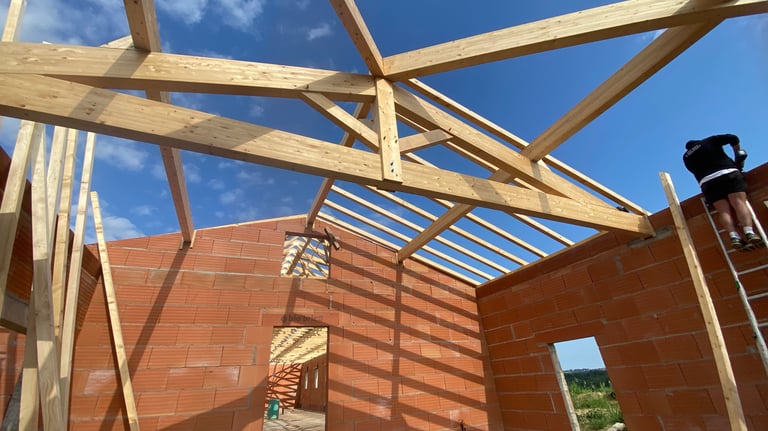 levage d'une charpente traditionnelle sur une maison neuve