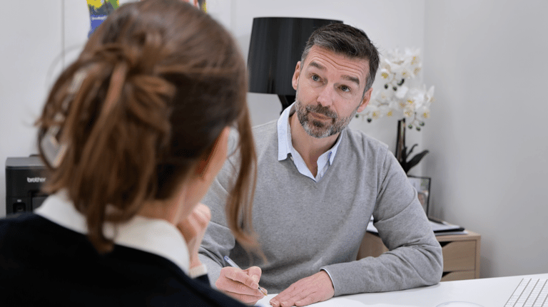 Pascal qui renseigne une cliente pour le traitement d'épilation laser au sein du centre The