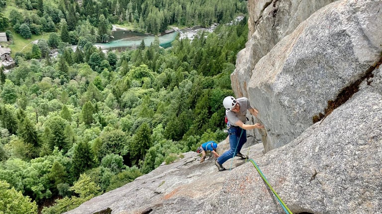 Trad climbing on Alba del Nirvana