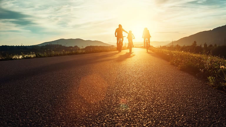 familia montando en bicicleta por carretera