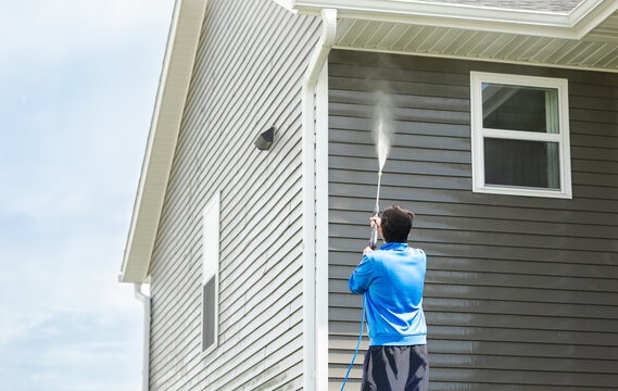 Soft washing a Home in High Springs Florida