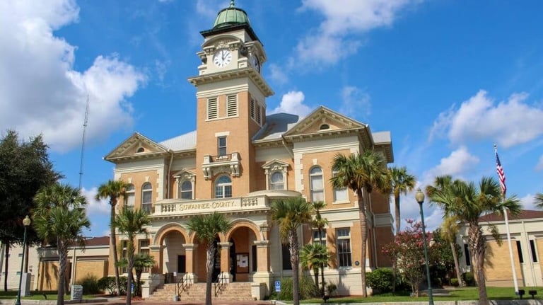 Professional pressure washing service near the Suwannee County Courthouse in Live Oak FL