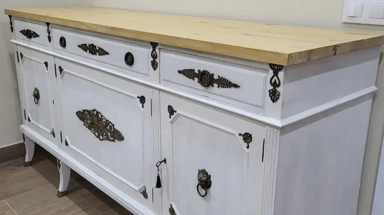 mueble recibidor restaurado con efecto madera y pintura de color gris
