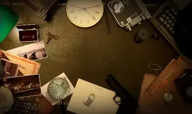 escape game d'Aix en Provence avec pleins d'indices sur la table