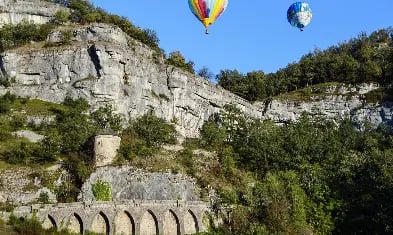 mongolfière près d'un site montagneux près d'Aix-en-Provence