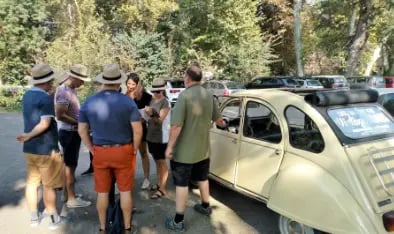groupe de personnes dans le Massif de la Sainte Victoire autour d'une 2CV