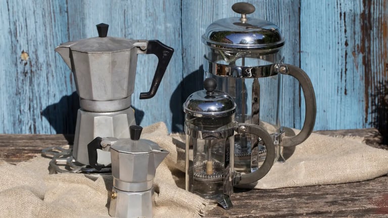 Image montrant la différence en tre cafetières à piston vs cafetières italiennes